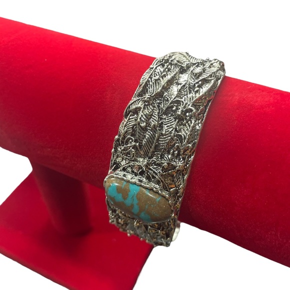 2/$25 or 3/$35 NWOT Silver floral bracelet with a center turquoise enamel stone - Picture 3 of 4